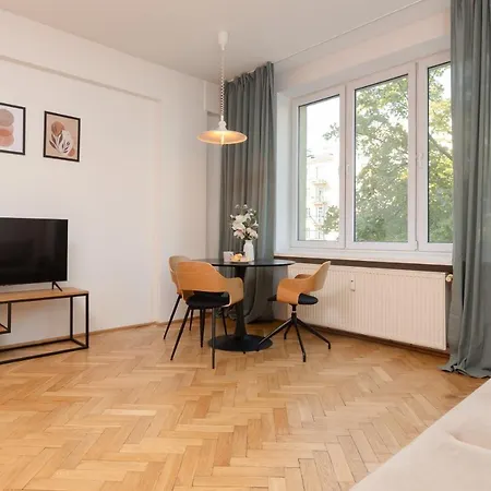 Comfortable And Modern Orange Studio In By Renters *