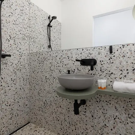 Comfortable And Modern Orange Studio In By Renters 华沙